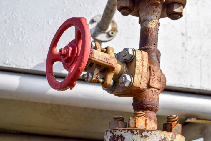 高风险环境下的可靠监测：无源无线垫片式压力传感器在石油化工行业的应用